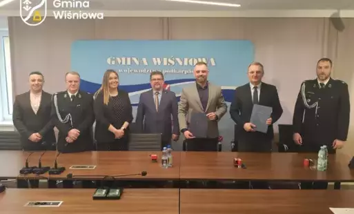 Zdjęcie przedstawia osoby biorące udział w uroczystym podpisaniu umowy