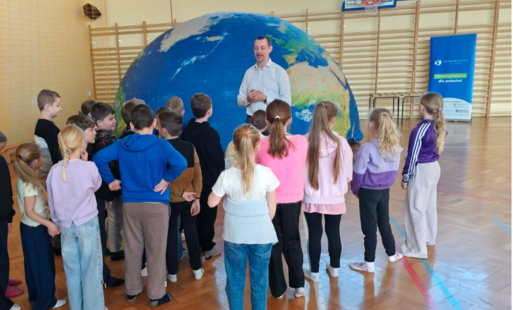 zdjecie przedstawia mobilne planetarium w szkole