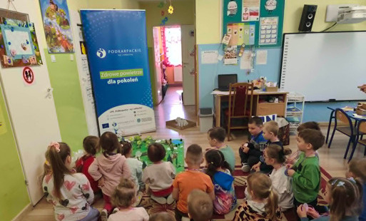 zdjęcie przedstawia uczniów podczas warsztatów
